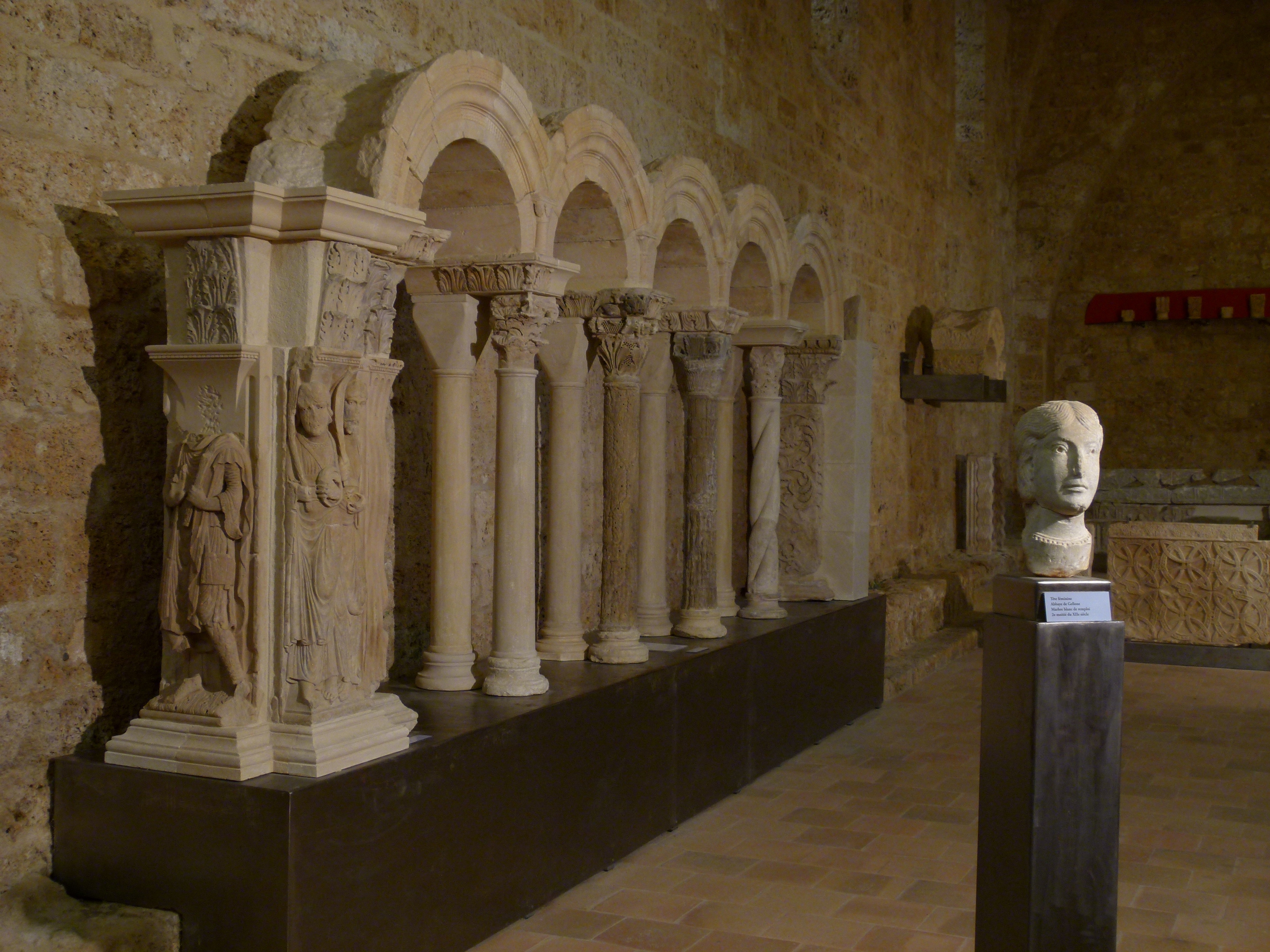 Fig. 3 : Anastylose des arcatures romanes du cloître © Daniel Kuentz