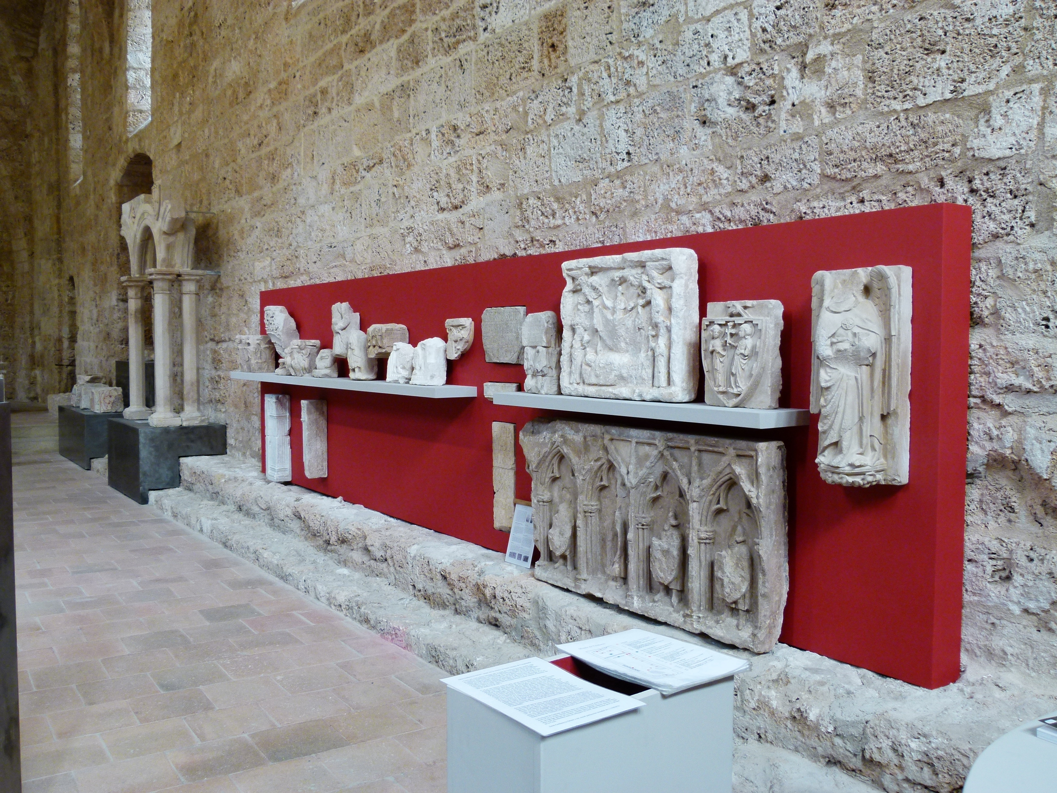 Fig. 5 : Le « mur rouge » et la présentation de fragments lapidaires © Daniel Kuentz