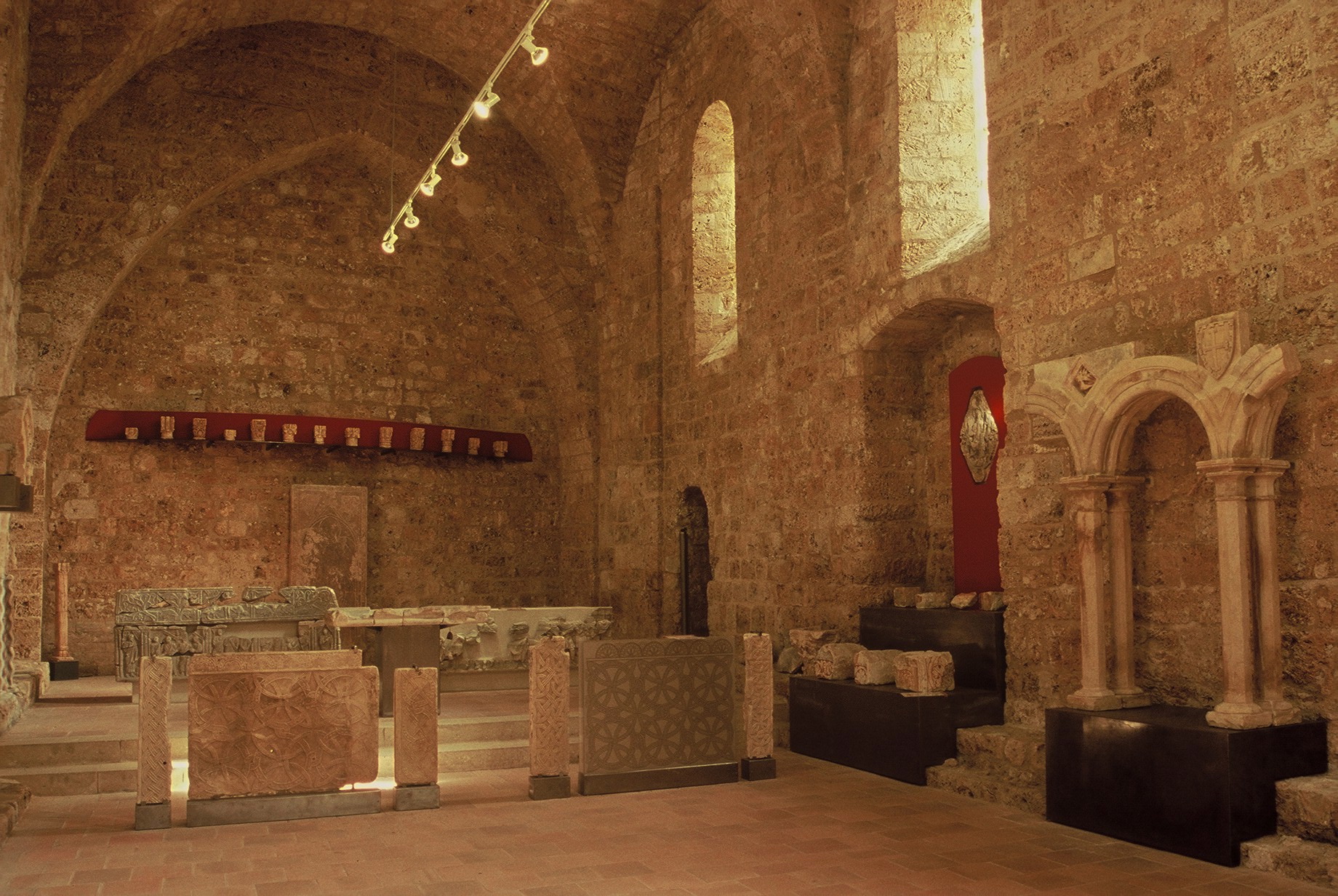 Fig. 4 : Évocation des installations liturgiques préromanes de l’abbatiale © Daniel Kuentz